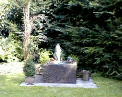 Brunnen hinter dem Haus
